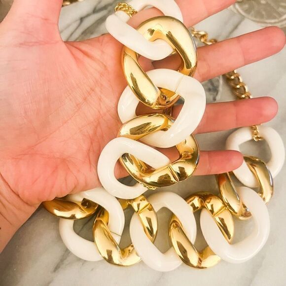 Ben Amun Chunky Acrylic Link Jewelry Set White and Gold Toned Necklace Bracelet - Picture 3 of 5